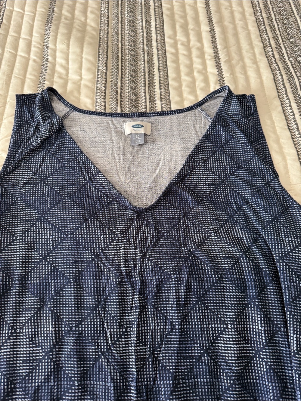 Old Navy Navy Patterned V-Neck Women's Top